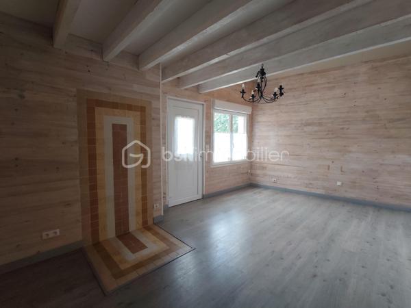 Au cœur du village, cette charmante maison rénovée  offre un cadre de vie agréable et pratique, à proximité immédiate des commodités.(pharmacie, épicerie superette, bar, resto...)

Au rez de chaussée  vous découvrirez une belle pièce de vie conviviale comprenant une cuisine aménagée ouverte sur le salon et la salle à manger, idéale pour partager des moments en famille ou entre amis. 
Ainsi qu'une salle d’eau avec grande douche à l'italienne ,simple vasque et  WC.

À l’étage, vous trouverez trois chambres dont une avec placard, un  bureau , ainsi que d’une salle de bain avec  baignoire, simple vasque et WC.
Vous serrez séduit part les murs en pierre apparente et ses véritable poutres.

À l’extérieur, vous profiterez d’une cour de 200m2 entièrement close avec portail, 
Environnement calme 

La maison a bénéficié de travaux de rénovation récents, la toiture est en bon état et le bien est raccordé au tout-à-l’égout.

L’installation d’un système de chauffage reste à prévoir, vous laissant ainsi la possibilité de choisir une solution adaptée 

Un terrain de 1100m2 non attenant , situé à la sortie du village 

 A seulement 15 km de Chef-Boutonne