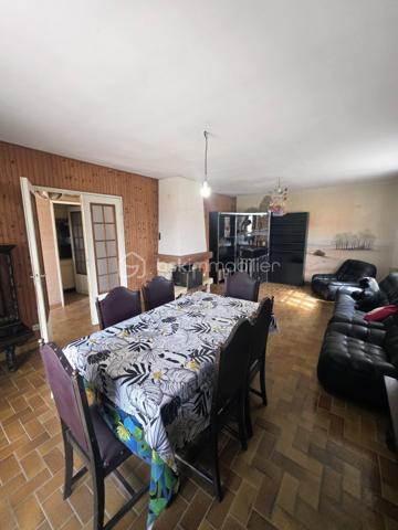 À 5 minutes de Randonnai et à seulement 15 minutes de Tourouvre et de l'Aigle, avec sa gare reliant Paris Montparnasse, et à environ 2 heures de la région parisienne, je vous propose ce charmant pavillon à rafraîchir, niché dans un environnement paisible.
Ce logement de plain-pied dispose d’un couloir desservant une cuisine aménagée et équipée, ainsi qu’un salon-séjour avec cheminée ouverte. La configuration des pièces permet une vie de plain-pied pratique. Vous trouverez également un WC, une salle de bain avec bidet, et deux chambres.
Le sous-sol complet offre de multiples possibilités : un garage pouvant accueillir deux véhicules en série, une cave, et un atelier, avec la possibilité d’aménager cet espace en chambre d’amis, bureau ou autre selon vos projets.
À l’extérieur, profitez d’une terrasse orientée plein sud, idéale pour les moments de détente ensoleillés. Le terrain, modulable à votre convenance, comprend également un abri pour animaux avec accès indépendant, parfait pour accueillir vos compagnons à quatre pattes en toute tranquillité.
Chauffage électrique avec cheminée ouverte , Assainissement individuel fonctionnel. Cette propriété bénéficie de cette atmosphère calme et rurale. Elle se trouve à proximité des grands axes permettant de rejoindre facilement les villes voisines, tout en offrant un cadre de vie serein, idéal pour ceux qui recherchent la tranquillité, la nature et un environnement authentique. La localisation permet également un accès pratique aux services, commerces et infrastructures tout en conservant le charme d’un village rural typique du Perche.  Ce havre de paix au cœur du Perche est une invitation à la détente et à la ressourcement, dans un environnement calme et accueillant.
A VISITER ABSOLUMENT , IDEAL PRIMO ACCEDANT