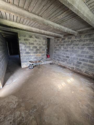 À 5 minutes de Randonnai et à seulement 15 minutes de Tourouvre et de l'Aigle, avec sa gare reliant Paris Montparnasse, et à environ 2 heures de la région parisienne, je vous propose ce charmant pavillon à rafraîchir, niché dans un environnement paisible.
Ce logement de plain-pied dispose d’un couloir desservant une cuisine aménagée et équipée, ainsi qu’un salon-séjour avec cheminée ouverte. La configuration des pièces permet une vie de plain-pied pratique. Vous trouverez également un WC, une salle de bain avec bidet, et deux chambres.
Le sous-sol complet offre de multiples possibilités : un garage pouvant accueillir deux véhicules en série, une cave, et un atelier, avec la possibilité d’aménager cet espace en chambre d’amis, bureau ou autre selon vos projets.
À l’extérieur, profitez d’une terrasse orientée plein sud, idéale pour les moments de détente ensoleillés. Le terrain, modulable à votre convenance, comprend également un abri pour animaux avec accès indépendant, parfait pour accueillir vos compagnons à quatre pattes en toute tranquillité.
Chauffage électrique avec cheminée ouverte , Assainissement individuel fonctionnel. Cette propriété bénéficie de cette atmosphère calme et rurale. Elle se trouve à proximité des grands axes permettant de rejoindre facilement les villes voisines, tout en offrant un cadre de vie serein, idéal pour ceux qui recherchent la tranquillité, la nature et un environnement authentique. La localisation permet également un accès pratique aux services, commerces et infrastructures tout en conservant le charme d’un village rural typique du Perche.  Ce havre de paix au cœur du Perche est une invitation à la détente et à la ressourcement, dans un environnement calme et accueillant.
A VISITER ABSOLUMENT , IDEAL PRIMO ACCEDANT