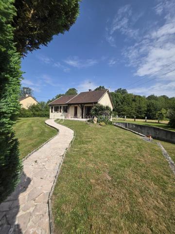 À 5 minutes de Randonnai et à seulement 15 minutes de Tourouvre et de l'Aigle, avec sa gare reliant Paris Montparnasse, et à environ 2 heures de la région parisienne, je vous propose ce charmant pavillon à rafraîchir, niché dans un environnement paisible.
Ce logement de plain-pied dispose d’un couloir desservant une cuisine aménagée et équipée, ainsi qu’un salon-séjour avec cheminée ouverte. La configuration des pièces permet une vie de plain-pied pratique. Vous trouverez également un WC, une salle de bain avec bidet, et deux chambres.
Le sous-sol complet offre de multiples possibilités : un garage pouvant accueillir deux véhicules en série, une cave, et un atelier, avec la possibilité d’aménager cet espace en chambre d’amis, bureau ou autre selon vos projets.
À l’extérieur, profitez d’une terrasse orientée plein sud, idéale pour les moments de détente ensoleillés. Le terrain, modulable à votre convenance, comprend également un abri pour animaux avec accès indépendant, parfait pour accueillir vos compagnons à quatre pattes en toute tranquillité.
Chauffage électrique avec cheminée ouverte , Assainissement individuel fonctionnel. Cette propriété bénéficie de cette atmosphère calme et rurale. Elle se trouve à proximité des grands axes permettant de rejoindre facilement les villes voisines, tout en offrant un cadre de vie serein, idéal pour ceux qui recherchent la tranquillité, la nature et un environnement authentique. La localisation permet également un accès pratique aux services, commerces et infrastructures tout en conservant le charme d’un village rural typique du Perche.  Ce havre de paix au cœur du Perche est une invitation à la détente et à la ressourcement, dans un environnement calme et accueillant.
A VISITER ABSOLUMENT , IDEAL PRIMO ACCEDANT