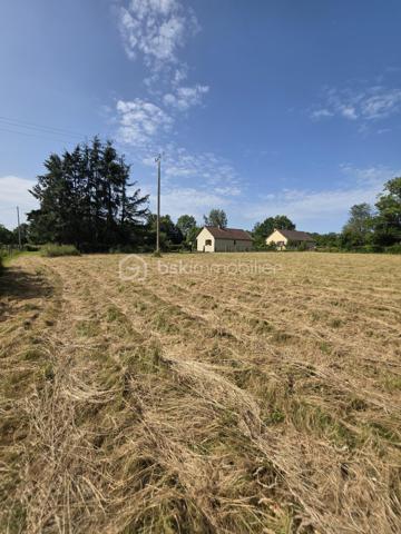 À 5 minutes de Randonnai et à seulement 15 minutes de Tourouvre et de l'Aigle, avec sa gare reliant Paris Montparnasse, et à environ 2 heures de la région parisienne, je vous propose ce charmant pavillon à rafraîchir, niché dans un environnement paisible.
Ce logement de plain-pied dispose d’un couloir desservant une cuisine aménagée et équipée, ainsi qu’un salon-séjour avec cheminée ouverte. La configuration des pièces permet une vie de plain-pied pratique. Vous trouverez également un WC, une salle de bain avec bidet, et deux chambres.
Le sous-sol complet offre de multiples possibilités : un garage pouvant accueillir deux véhicules en série, une cave, et un atelier, avec la possibilité d’aménager cet espace en chambre d’amis, bureau ou autre selon vos projets.
À l’extérieur, profitez d’une terrasse orientée plein sud, idéale pour les moments de détente ensoleillés. Le terrain, modulable à votre convenance, comprend également un abri pour animaux avec accès indépendant, parfait pour accueillir vos compagnons à quatre pattes en toute tranquillité.
Chauffage électrique avec cheminée ouverte , Assainissement individuel fonctionnel. Cette propriété bénéficie de cette atmosphère calme et rurale. Elle se trouve à proximité des grands axes permettant de rejoindre facilement les villes voisines, tout en offrant un cadre de vie serein, idéal pour ceux qui recherchent la tranquillité, la nature et un environnement authentique. La localisation permet également un accès pratique aux services, commerces et infrastructures tout en conservant le charme d’un village rural typique du Perche.  Ce havre de paix au cœur du Perche est une invitation à la détente et à la ressourcement, dans un environnement calme et accueillant.
A VISITER ABSOLUMENT , IDEAL PRIMO ACCEDANT