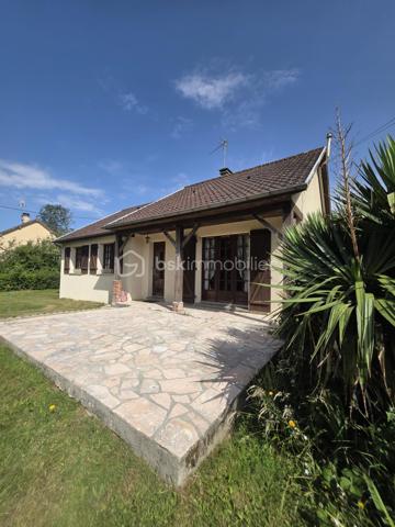 À 5 minutes de Randonnai et à seulement 15 minutes de Tourouvre et de l'Aigle, avec sa gare reliant Paris Montparnasse, et à environ 2 heures de la région parisienne, je vous propose ce charmant pavillon à rafraîchir, niché dans un environnement paisible.
Ce logement de plain-pied dispose d’un couloir desservant une cuisine aménagée et équipée, ainsi qu’un salon-séjour avec cheminée ouverte. La configuration des pièces permet une vie de plain-pied pratique. Vous trouverez également un WC, une salle de bain avec bidet, et deux chambres.
Le sous-sol complet offre de multiples possibilités : un garage pouvant accueillir deux véhicules en série, une cave, et un atelier, avec la possibilité d’aménager cet espace en chambre d’amis, bureau ou autre selon vos projets.
À l’extérieur, profitez d’une terrasse orientée plein sud, idéale pour les moments de détente ensoleillés. Le terrain, modulable à votre convenance, comprend également un abri pour animaux avec accès indépendant, parfait pour accueillir vos compagnons à quatre pattes en toute tranquillité.
Chauffage électrique avec cheminée ouverte , Assainissement individuel fonctionnel. Cette propriété bénéficie de cette atmosphère calme et rurale. Elle se trouve à proximité des grands axes permettant de rejoindre facilement les villes voisines, tout en offrant un cadre de vie serein, idéal pour ceux qui recherchent la tranquillité, la nature et un environnement authentique. La localisation permet également un accès pratique aux services, commerces et infrastructures tout en conservant le charme d’un village rural typique du Perche.  Ce havre de paix au cœur du Perche est une invitation à la détente et à la ressourcement, dans un environnement calme et accueillant.
A VISITER ABSOLUMENT , IDEAL PRIMO ACCEDANT