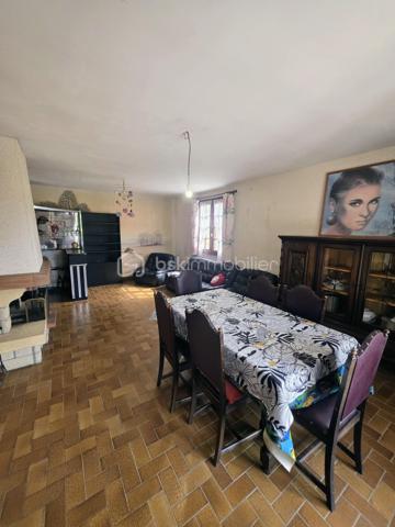 À 5 minutes de Randonnai et à seulement 15 minutes de Tourouvre et de l'Aigle, avec sa gare reliant Paris Montparnasse, et à environ 2 heures de la région parisienne, je vous propose ce charmant pavillon à rafraîchir, niché dans un environnement paisible.
Ce logement de plain-pied dispose d’un couloir desservant une cuisine aménagée et équipée, ainsi qu’un salon-séjour avec cheminée ouverte. La configuration des pièces permet une vie de plain-pied pratique. Vous trouverez également un WC, une salle de bain avec bidet, et deux chambres.
Le sous-sol complet offre de multiples possibilités : un garage pouvant accueillir deux véhicules en série, une cave, et un atelier, avec la possibilité d’aménager cet espace en chambre d’amis, bureau ou autre selon vos projets.
À l’extérieur, profitez d’une terrasse orientée plein sud, idéale pour les moments de détente ensoleillés. Le terrain, modulable à votre convenance, comprend également un abri pour animaux avec accès indépendant, parfait pour accueillir vos compagnons à quatre pattes en toute tranquillité.
Chauffage électrique avec cheminée ouverte , Assainissement individuel fonctionnel. Cette propriété bénéficie de cette atmosphère calme et rurale. Elle se trouve à proximité des grands axes permettant de rejoindre facilement les villes voisines, tout en offrant un cadre de vie serein, idéal pour ceux qui recherchent la tranquillité, la nature et un environnement authentique. La localisation permet également un accès pratique aux services, commerces et infrastructures tout en conservant le charme d’un village rural typique du Perche.  Ce havre de paix au cœur du Perche est une invitation à la détente et à la ressourcement, dans un environnement calme et accueillant.
A VISITER ABSOLUMENT , IDEAL PRIMO ACCEDANT