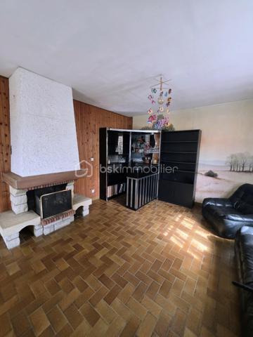 À 5 minutes de Randonnai et à seulement 15 minutes de Tourouvre et de l'Aigle, avec sa gare reliant Paris Montparnasse, et à environ 2 heures de la région parisienne, je vous propose ce charmant pavillon à rafraîchir, niché dans un environnement paisible.
Ce logement de plain-pied dispose d’un couloir desservant une cuisine aménagée et équipée, ainsi qu’un salon-séjour avec cheminée ouverte. La configuration des pièces permet une vie de plain-pied pratique. Vous trouverez également un WC, une salle de bain avec bidet, et deux chambres.
Le sous-sol complet offre de multiples possibilités : un garage pouvant accueillir deux véhicules en série, une cave, et un atelier, avec la possibilité d’aménager cet espace en chambre d’amis, bureau ou autre selon vos projets.
À l’extérieur, profitez d’une terrasse orientée plein sud, idéale pour les moments de détente ensoleillés. Le terrain, modulable à votre convenance, comprend également un abri pour animaux avec accès indépendant, parfait pour accueillir vos compagnons à quatre pattes en toute tranquillité.
Chauffage électrique avec cheminée ouverte , Assainissement individuel fonctionnel. Cette propriété bénéficie de cette atmosphère calme et rurale. Elle se trouve à proximité des grands axes permettant de rejoindre facilement les villes voisines, tout en offrant un cadre de vie serein, idéal pour ceux qui recherchent la tranquillité, la nature et un environnement authentique. La localisation permet également un accès pratique aux services, commerces et infrastructures tout en conservant le charme d’un village rural typique du Perche.  Ce havre de paix au cœur du Perche est une invitation à la détente et à la ressourcement, dans un environnement calme et accueillant.
A VISITER ABSOLUMENT , IDEAL PRIMO ACCEDANT