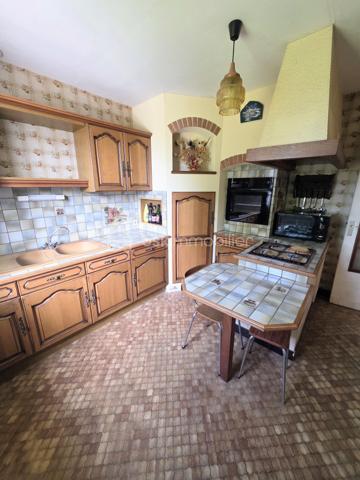 À 5 minutes de Randonnai et à seulement 15 minutes de Tourouvre et de l'Aigle, avec sa gare reliant Paris Montparnasse, et à environ 2 heures de la région parisienne, je vous propose ce charmant pavillon à rafraîchir, niché dans un environnement paisible.
Ce logement de plain-pied dispose d’un couloir desservant une cuisine aménagée et équipée, ainsi qu’un salon-séjour avec cheminée ouverte. La configuration des pièces permet une vie de plain-pied pratique. Vous trouverez également un WC, une salle de bain avec bidet, et deux chambres.
Le sous-sol complet offre de multiples possibilités : un garage pouvant accueillir deux véhicules en série, une cave, et un atelier, avec la possibilité d’aménager cet espace en chambre d’amis, bureau ou autre selon vos projets.
À l’extérieur, profitez d’une terrasse orientée plein sud, idéale pour les moments de détente ensoleillés. Le terrain, modulable à votre convenance, comprend également un abri pour animaux avec accès indépendant, parfait pour accueillir vos compagnons à quatre pattes en toute tranquillité.
Chauffage électrique avec cheminée ouverte , Assainissement individuel fonctionnel. Cette propriété bénéficie de cette atmosphère calme et rurale. Elle se trouve à proximité des grands axes permettant de rejoindre facilement les villes voisines, tout en offrant un cadre de vie serein, idéal pour ceux qui recherchent la tranquillité, la nature et un environnement authentique. La localisation permet également un accès pratique aux services, commerces et infrastructures tout en conservant le charme d’un village rural typique du Perche.  Ce havre de paix au cœur du Perche est une invitation à la détente et à la ressourcement, dans un environnement calme et accueillant.
A VISITER ABSOLUMENT , IDEAL PRIMO ACCEDANT