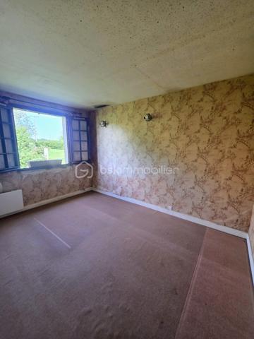 À 5 minutes de Randonnai et à seulement 15 minutes de Tourouvre et de l'Aigle, avec sa gare reliant Paris Montparnasse, et à environ 2 heures de la région parisienne, je vous propose ce charmant pavillon à rafraîchir, niché dans un environnement paisible.
Ce logement de plain-pied dispose d’un couloir desservant une cuisine aménagée et équipée, ainsi qu’un salon-séjour avec cheminée ouverte. La configuration des pièces permet une vie de plain-pied pratique. Vous trouverez également un WC, une salle de bain avec bidet, et deux chambres.
Le sous-sol complet offre de multiples possibilités : un garage pouvant accueillir deux véhicules en série, une cave, et un atelier, avec la possibilité d’aménager cet espace en chambre d’amis, bureau ou autre selon vos projets.
À l’extérieur, profitez d’une terrasse orientée plein sud, idéale pour les moments de détente ensoleillés. Le terrain, modulable à votre convenance, comprend également un abri pour animaux avec accès indépendant, parfait pour accueillir vos compagnons à quatre pattes en toute tranquillité.
Chauffage électrique avec cheminée ouverte , Assainissement individuel fonctionnel. Cette propriété bénéficie de cette atmosphère calme et rurale. Elle se trouve à proximité des grands axes permettant de rejoindre facilement les villes voisines, tout en offrant un cadre de vie serein, idéal pour ceux qui recherchent la tranquillité, la nature et un environnement authentique. La localisation permet également un accès pratique aux services, commerces et infrastructures tout en conservant le charme d’un village rural typique du Perche.  Ce havre de paix au cœur du Perche est une invitation à la détente et à la ressourcement, dans un environnement calme et accueillant.
A VISITER ABSOLUMENT , IDEAL PRIMO ACCEDANT