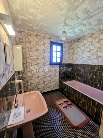À 5 minutes de Randonnai et à seulement 15 minutes de Tourouvre et de l'Aigle, avec sa gare reliant Paris Montparnasse, et à environ 2 heures de la région parisienne, je vous propose ce charmant pavillon à rafraîchir, niché dans un environnement paisible.
Ce logement de plain-pied dispose d’un couloir desservant une cuisine aménagée et équipée, ainsi qu’un salon-séjour avec cheminée ouverte. La configuration des pièces permet une vie de plain-pied pratique. Vous trouverez également un WC, une salle de bain avec bidet, et deux chambres.
Le sous-sol complet offre de multiples possibilités : un garage pouvant accueillir deux véhicules en série, une cave, et un atelier, avec la possibilité d’aménager cet espace en chambre d’amis, bureau ou autre selon vos projets.
À l’extérieur, profitez d’une terrasse orientée plein sud, idéale pour les moments de détente ensoleillés. Le terrain, modulable à votre convenance, comprend également un abri pour animaux avec accès indépendant, parfait pour accueillir vos compagnons à quatre pattes en toute tranquillité.
Chauffage électrique avec cheminée ouverte , Assainissement individuel fonctionnel. Cette propriété bénéficie de cette atmosphère calme et rurale. Elle se trouve à proximité des grands axes permettant de rejoindre facilement les villes voisines, tout en offrant un cadre de vie serein, idéal pour ceux qui recherchent la tranquillité, la nature et un environnement authentique. La localisation permet également un accès pratique aux services, commerces et infrastructures tout en conservant le charme d’un village rural typique du Perche.  Ce havre de paix au cœur du Perche est une invitation à la détente et à la ressourcement, dans un environnement calme et accueillant.
A VISITER ABSOLUMENT , IDEAL PRIMO ACCEDANT