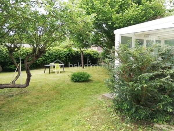 Dans un quartier recherché de Gisors (Eure, 27), cette maison de 124 m² * offre de belles perspectives d'aménagement, de nombreux rangements et un jardin arboré de 706 m². Elle se compose de cinq pièces, avec la possibilité d'aménager jusqu'à quatre chambres, et dispose également d'un sous-sol et d'une véranda. Orientée ouest, elle bénéficie d'un bel ensoleillement en après-midi et en soirée.
* incluant une buanderie aménagée de 12 m² en sous-sol, avec accès direct au jardin par une porte vitrée.

REZ-DE-CHAUSSÉE

L'entrée dessert un vaste séjour / salle à manger, lumineux et profitant d'une belle hauteur sous plafond qui accentue la sensation de volume. La pièce de vie ouvre sur une terrasse, prolongement extérieur agréable aux beaux jours. La cuisine équipée est fonctionnelle et prête à l'emploi. Deux chambres de bonne taille, toutes deux dotées de placards, ainsi qu'une salle d'eau et un WC séparé complètent ce niveau. Une pièce supplémentaire vient s'ajouter, modulable selon les besoins : chambre, bureau ou salon.

À L'ÉTAGE

L'étage accueille une belle chambre lumineuse, offrant confort et volume, avec la possibilité d'aménager une pièce supplémentaire à ce niveau : seconde chambre ou salle de jeux, avec des rangements optimisés. Une salle de bain avec WC dessert l'étage. Une petite pièce attenante permet un rangement supplémentaire.

SOUS-SOL

Le sous-sol partiel propose un espace buanderie pratique, un garage et de nombreux volumes de stockage. Ce niveau apporte un réel potentiel d'aménagement pour qui souhaite optimiser les surfaces.

RANGEMENTS

La maison se distingue par ses nombreux rangements : placards dans les chambres , petite pièce attenante à l'étage, volumes de stockage au sous-sol. Un atout concret au quotidien, qui limite les besoins de mobilier complémentaire.

EXTÉRIEUR

Une véranda agrémente la maison et ouvre sur un terrain de 706 m², arboré d’arbres fruitiers, véritable atout pour profiter des beaux jours, recevoir ou laisser les enfants jouer en toute sécurité. Des places de stationnement sont par ailleurs disponibles le long de la maison. Cet extérieur généreux constitue un cadre de vie agréable et recherché.

ENVIRONNEMENT ET ACCÈS

La maison se trouve dans un secteur prisé de Gisors, alliant tranquillité et proximité des commodités, dans une ambiance résidentielle appréciée des familles. Gisors est une ville dynamique qui réunit de nombreux commerces, des établissements scolaires et une gare permettant de rejoindre la Normandie comme l'Île-de-France. La maison est par ailleurs raccordée à la fibre, un atout pour le télétravail et les usages numériques du quotidien.

POINTS À NOTER

Des travaux de rafraîchissement et de mise au goût du jour sont à prévoir pour révéler tout le potentiel de cette maison. Elle s'adresse aux acquéreurs recherchant un bien familial avec du potentiel, de nombreux rangements, un jardin arboré et un emplacement de choix à Gisors.