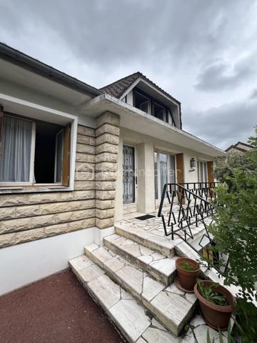 Dans un quartier recherché de Gisors (Eure, 27), cette maison de 124 m² * offre de belles perspectives d'aménagement, de nombreux rangements et un jardin arboré de 706 m². Elle se compose de cinq pièces, avec la possibilité d'aménager jusqu'à quatre chambres, et dispose également d'un sous-sol et d'une véranda. Orientée ouest, elle bénéficie d'un bel ensoleillement en après-midi et en soirée.
* incluant une buanderie aménagée de 12 m² en sous-sol, avec accès direct au jardin par une porte vitrée.

REZ-DE-CHAUSSÉE

L'entrée dessert un vaste séjour / salle à manger, lumineux et profitant d'une belle hauteur sous plafond qui accentue la sensation de volume. La pièce de vie ouvre sur une terrasse, prolongement extérieur agréable aux beaux jours. La cuisine équipée est fonctionnelle et prête à l'emploi. Deux chambres de bonne taille, toutes deux dotées de placards, ainsi qu'une salle d'eau et un WC séparé complètent ce niveau. Une pièce supplémentaire vient s'ajouter, modulable selon les besoins : chambre, bureau ou salon.

À L'ÉTAGE

L'étage accueille une belle chambre lumineuse, offrant confort et volume, avec la possibilité d'aménager une pièce supplémentaire à ce niveau : seconde chambre ou salle de jeux, avec des rangements optimisés. Une salle de bain avec WC dessert l'étage. Une petite pièce attenante permet un rangement supplémentaire.

SOUS-SOL

Le sous-sol partiel propose un espace buanderie pratique, un garage et de nombreux volumes de stockage. Ce niveau apporte un réel potentiel d'aménagement pour qui souhaite optimiser les surfaces.

RANGEMENTS

La maison se distingue par ses nombreux rangements : placards dans les chambres , petite pièce attenante à l'étage, volumes de stockage au sous-sol. Un atout concret au quotidien, qui limite les besoins de mobilier complémentaire.

EXTÉRIEUR

Une véranda agrémente la maison et ouvre sur un terrain de 706 m², arboré d’arbres fruitiers, véritable atout pour profiter des beaux jours, recevoir ou laisser les enfants jouer en toute sécurité. Des places de stationnement sont par ailleurs disponibles le long de la maison. Cet extérieur généreux constitue un cadre de vie agréable et recherché.

ENVIRONNEMENT ET ACCÈS

La maison se trouve dans un secteur prisé de Gisors, alliant tranquillité et proximité des commodités, dans une ambiance résidentielle appréciée des familles. Gisors est une ville dynamique qui réunit de nombreux commerces, des établissements scolaires et une gare permettant de rejoindre la Normandie comme l'Île-de-France. La maison est par ailleurs raccordée à la fibre, un atout pour le télétravail et les usages numériques du quotidien.

POINTS À NOTER

Des travaux de rafraîchissement et de mise au goût du jour sont à prévoir pour révéler tout le potentiel de cette maison. Elle s'adresse aux acquéreurs recherchant un bien familial avec du potentiel, de nombreux rangements, un jardin arboré et un emplacement de choix à Gisors.