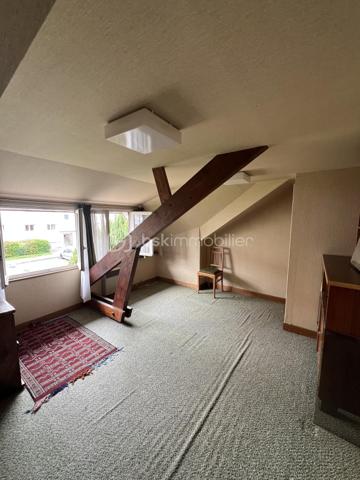 Dans un quartier recherché de Gisors (Eure, 27), cette maison de 124 m² * offre de belles perspectives d'aménagement, de nombreux rangements et un jardin arboré de 706 m². Elle se compose de cinq pièces, avec la possibilité d'aménager jusqu'à quatre chambres, et dispose également d'un sous-sol et d'une véranda. Orientée ouest, elle bénéficie d'un bel ensoleillement en après-midi et en soirée.
* incluant une buanderie aménagée de 12 m² en sous-sol, avec accès direct au jardin par une porte vitrée.

REZ-DE-CHAUSSÉE

L'entrée dessert un vaste séjour / salle à manger, lumineux et profitant d'une belle hauteur sous plafond qui accentue la sensation de volume. La pièce de vie ouvre sur une terrasse, prolongement extérieur agréable aux beaux jours. La cuisine équipée est fonctionnelle et prête à l'emploi. Deux chambres de bonne taille, toutes deux dotées de placards, ainsi qu'une salle d'eau et un WC séparé complètent ce niveau. Une pièce supplémentaire vient s'ajouter, modulable selon les besoins : chambre, bureau ou salon.

À L'ÉTAGE

L'étage accueille une belle chambre lumineuse, offrant confort et volume, avec la possibilité d'aménager une pièce supplémentaire à ce niveau : seconde chambre ou salle de jeux, avec des rangements optimisés. Une salle de bain avec WC dessert l'étage. Une petite pièce attenante permet un rangement supplémentaire.

SOUS-SOL

Le sous-sol partiel propose un espace buanderie pratique, un garage et de nombreux volumes de stockage. Ce niveau apporte un réel potentiel d'aménagement pour qui souhaite optimiser les surfaces.

RANGEMENTS

La maison se distingue par ses nombreux rangements : placards dans les chambres , petite pièce attenante à l'étage, volumes de stockage au sous-sol. Un atout concret au quotidien, qui limite les besoins de mobilier complémentaire.

EXTÉRIEUR

Une véranda agrémente la maison et ouvre sur un terrain de 706 m², arboré d’arbres fruitiers, véritable atout pour profiter des beaux jours, recevoir ou laisser les enfants jouer en toute sécurité. Des places de stationnement sont par ailleurs disponibles le long de la maison. Cet extérieur généreux constitue un cadre de vie agréable et recherché.

ENVIRONNEMENT ET ACCÈS

La maison se trouve dans un secteur prisé de Gisors, alliant tranquillité et proximité des commodités, dans une ambiance résidentielle appréciée des familles. Gisors est une ville dynamique qui réunit de nombreux commerces, des établissements scolaires et une gare permettant de rejoindre la Normandie comme l'Île-de-France. La maison est par ailleurs raccordée à la fibre, un atout pour le télétravail et les usages numériques du quotidien.

POINTS À NOTER

Des travaux de rafraîchissement et de mise au goût du jour sont à prévoir pour révéler tout le potentiel de cette maison. Elle s'adresse aux acquéreurs recherchant un bien familial avec du potentiel, de nombreux rangements, un jardin arboré et un emplacement de choix à Gisors.