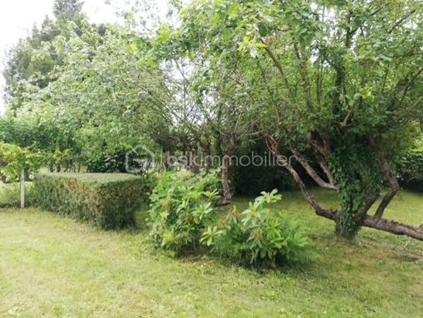 Dans un quartier recherché de Gisors (Eure, 27), cette maison de 124 m² * offre de belles perspectives d'aménagement, de nombreux rangements et un jardin arboré de 706 m². Elle se compose de cinq pièces, avec la possibilité d'aménager jusqu'à quatre chambres, et dispose également d'un sous-sol et d'une véranda. Orientée ouest, elle bénéficie d'un bel ensoleillement en après-midi et en soirée.
* incluant une buanderie aménagée de 12 m² en sous-sol, avec accès direct au jardin par une porte vitrée.

REZ-DE-CHAUSSÉE

L'entrée dessert un vaste séjour / salle à manger, lumineux et profitant d'une belle hauteur sous plafond qui accentue la sensation de volume. La pièce de vie ouvre sur une terrasse, prolongement extérieur agréable aux beaux jours. La cuisine équipée est fonctionnelle et prête à l'emploi. Deux chambres de bonne taille, toutes deux dotées de placards, ainsi qu'une salle d'eau et un WC séparé complètent ce niveau. Une pièce supplémentaire vient s'ajouter, modulable selon les besoins : chambre, bureau ou salon.

À L'ÉTAGE

L'étage accueille une belle chambre lumineuse, offrant confort et volume, avec la possibilité d'aménager une pièce supplémentaire à ce niveau : seconde chambre ou salle de jeux, avec des rangements optimisés. Une salle de bain avec WC dessert l'étage. Une petite pièce attenante permet un rangement supplémentaire.

SOUS-SOL

Le sous-sol partiel propose un espace buanderie pratique, un garage et de nombreux volumes de stockage. Ce niveau apporte un réel potentiel d'aménagement pour qui souhaite optimiser les surfaces.

RANGEMENTS

La maison se distingue par ses nombreux rangements : placards dans les chambres , petite pièce attenante à l'étage, volumes de stockage au sous-sol. Un atout concret au quotidien, qui limite les besoins de mobilier complémentaire.

EXTÉRIEUR

Une véranda agrémente la maison et ouvre sur un terrain de 706 m², arboré d’arbres fruitiers, véritable atout pour profiter des beaux jours, recevoir ou laisser les enfants jouer en toute sécurité. Des places de stationnement sont par ailleurs disponibles le long de la maison. Cet extérieur généreux constitue un cadre de vie agréable et recherché.

ENVIRONNEMENT ET ACCÈS

La maison se trouve dans un secteur prisé de Gisors, alliant tranquillité et proximité des commodités, dans une ambiance résidentielle appréciée des familles. Gisors est une ville dynamique qui réunit de nombreux commerces, des établissements scolaires et une gare permettant de rejoindre la Normandie comme l'Île-de-France. La maison est par ailleurs raccordée à la fibre, un atout pour le télétravail et les usages numériques du quotidien.

POINTS À NOTER

Des travaux de rafraîchissement et de mise au goût du jour sont à prévoir pour révéler tout le potentiel de cette maison. Elle s'adresse aux acquéreurs recherchant un bien familial avec du potentiel, de nombreux rangements, un jardin arboré et un emplacement de choix à Gisors.