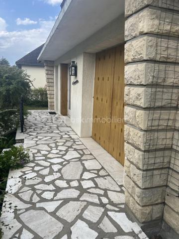 Dans un quartier recherché de Gisors (Eure, 27), cette maison de 124 m² * offre de belles perspectives d'aménagement, de nombreux rangements et un jardin arboré de 706 m². Elle se compose de cinq pièces, avec la possibilité d'aménager jusqu'à quatre chambres, et dispose également d'un sous-sol et d'une véranda. Orientée ouest, elle bénéficie d'un bel ensoleillement en après-midi et en soirée.
* incluant une buanderie aménagée de 12 m² en sous-sol, avec accès direct au jardin par une porte vitrée.

REZ-DE-CHAUSSÉE

L'entrée dessert un vaste séjour / salle à manger, lumineux et profitant d'une belle hauteur sous plafond qui accentue la sensation de volume. La pièce de vie ouvre sur une terrasse, prolongement extérieur agréable aux beaux jours. La cuisine équipée est fonctionnelle et prête à l'emploi. Deux chambres de bonne taille, toutes deux dotées de placards, ainsi qu'une salle d'eau et un WC séparé complètent ce niveau. Une pièce supplémentaire vient s'ajouter, modulable selon les besoins : chambre, bureau ou salon.

À L'ÉTAGE

L'étage accueille une belle chambre lumineuse, offrant confort et volume, avec la possibilité d'aménager une pièce supplémentaire à ce niveau : seconde chambre ou salle de jeux, avec des rangements optimisés. Une salle de bain avec WC dessert l'étage. Une petite pièce attenante permet un rangement supplémentaire.

SOUS-SOL

Le sous-sol partiel propose un espace buanderie pratique, un garage et de nombreux volumes de stockage. Ce niveau apporte un réel potentiel d'aménagement pour qui souhaite optimiser les surfaces.

RANGEMENTS

La maison se distingue par ses nombreux rangements : placards dans les chambres , petite pièce attenante à l'étage, volumes de stockage au sous-sol. Un atout concret au quotidien, qui limite les besoins de mobilier complémentaire.

EXTÉRIEUR

Une véranda agrémente la maison et ouvre sur un terrain de 706 m², arboré d’arbres fruitiers, véritable atout pour profiter des beaux jours, recevoir ou laisser les enfants jouer en toute sécurité. Des places de stationnement sont par ailleurs disponibles le long de la maison. Cet extérieur généreux constitue un cadre de vie agréable et recherché.

ENVIRONNEMENT ET ACCÈS

La maison se trouve dans un secteur prisé de Gisors, alliant tranquillité et proximité des commodités, dans une ambiance résidentielle appréciée des familles. Gisors est une ville dynamique qui réunit de nombreux commerces, des établissements scolaires et une gare permettant de rejoindre la Normandie comme l'Île-de-France. La maison est par ailleurs raccordée à la fibre, un atout pour le télétravail et les usages numériques du quotidien.

POINTS À NOTER

Des travaux de rafraîchissement et de mise au goût du jour sont à prévoir pour révéler tout le potentiel de cette maison. Elle s'adresse aux acquéreurs recherchant un bien familial avec du potentiel, de nombreux rangements, un jardin arboré et un emplacement de choix à Gisors.