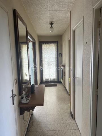 Dans un quartier recherché de Gisors (Eure, 27), cette maison de 124 m² * offre de belles perspectives d'aménagement, de nombreux rangements et un jardin arboré de 706 m². Elle se compose de cinq pièces, avec la possibilité d'aménager jusqu'à quatre chambres, et dispose également d'un sous-sol et d'une véranda. Orientée ouest, elle bénéficie d'un bel ensoleillement en après-midi et en soirée.
* incluant une buanderie aménagée de 12 m² en sous-sol, avec accès direct au jardin par une porte vitrée.

REZ-DE-CHAUSSÉE

L'entrée dessert un vaste séjour / salle à manger, lumineux et profitant d'une belle hauteur sous plafond qui accentue la sensation de volume. La pièce de vie ouvre sur une terrasse, prolongement extérieur agréable aux beaux jours. La cuisine équipée est fonctionnelle et prête à l'emploi. Deux chambres de bonne taille, toutes deux dotées de placards, ainsi qu'une salle d'eau et un WC séparé complètent ce niveau. Une pièce supplémentaire vient s'ajouter, modulable selon les besoins : chambre, bureau ou salon.

À L'ÉTAGE

L'étage accueille une belle chambre lumineuse, offrant confort et volume, avec la possibilité d'aménager une pièce supplémentaire à ce niveau : seconde chambre ou salle de jeux, avec des rangements optimisés. Une salle de bain avec WC dessert l'étage. Une petite pièce attenante permet un rangement supplémentaire.

SOUS-SOL

Le sous-sol partiel propose un espace buanderie pratique, un garage et de nombreux volumes de stockage. Ce niveau apporte un réel potentiel d'aménagement pour qui souhaite optimiser les surfaces.

RANGEMENTS

La maison se distingue par ses nombreux rangements : placards dans les chambres , petite pièce attenante à l'étage, volumes de stockage au sous-sol. Un atout concret au quotidien, qui limite les besoins de mobilier complémentaire.

EXTÉRIEUR

Une véranda agrémente la maison et ouvre sur un terrain de 706 m², arboré d’arbres fruitiers, véritable atout pour profiter des beaux jours, recevoir ou laisser les enfants jouer en toute sécurité. Des places de stationnement sont par ailleurs disponibles le long de la maison. Cet extérieur généreux constitue un cadre de vie agréable et recherché.

ENVIRONNEMENT ET ACCÈS

La maison se trouve dans un secteur prisé de Gisors, alliant tranquillité et proximité des commodités, dans une ambiance résidentielle appréciée des familles. Gisors est une ville dynamique qui réunit de nombreux commerces, des établissements scolaires et une gare permettant de rejoindre la Normandie comme l'Île-de-France. La maison est par ailleurs raccordée à la fibre, un atout pour le télétravail et les usages numériques du quotidien.

POINTS À NOTER

Des travaux de rafraîchissement et de mise au goût du jour sont à prévoir pour révéler tout le potentiel de cette maison. Elle s'adresse aux acquéreurs recherchant un bien familial avec du potentiel, de nombreux rangements, un jardin arboré et un emplacement de choix à Gisors.