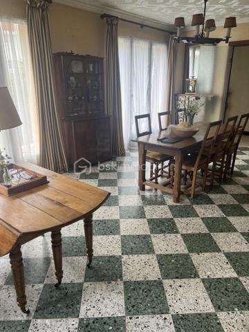Dans un quartier recherché de Gisors (Eure, 27), cette maison de 124 m² * offre de belles perspectives d'aménagement, de nombreux rangements et un jardin arboré de 706 m². Elle se compose de cinq pièces, avec la possibilité d'aménager jusqu'à quatre chambres, et dispose également d'un sous-sol et d'une véranda. Orientée ouest, elle bénéficie d'un bel ensoleillement en après-midi et en soirée.
* incluant une buanderie aménagée de 12 m² en sous-sol, avec accès direct au jardin par une porte vitrée.

REZ-DE-CHAUSSÉE

L'entrée dessert un vaste séjour / salle à manger, lumineux et profitant d'une belle hauteur sous plafond qui accentue la sensation de volume. La pièce de vie ouvre sur une terrasse, prolongement extérieur agréable aux beaux jours. La cuisine équipée est fonctionnelle et prête à l'emploi. Deux chambres de bonne taille, toutes deux dotées de placards, ainsi qu'une salle d'eau et un WC séparé complètent ce niveau. Une pièce supplémentaire vient s'ajouter, modulable selon les besoins : chambre, bureau ou salon.

À L'ÉTAGE

L'étage accueille une belle chambre lumineuse, offrant confort et volume, avec la possibilité d'aménager une pièce supplémentaire à ce niveau : seconde chambre ou salle de jeux, avec des rangements optimisés. Une salle de bain avec WC dessert l'étage. Une petite pièce attenante permet un rangement supplémentaire.

SOUS-SOL

Le sous-sol partiel propose un espace buanderie pratique, un garage et de nombreux volumes de stockage. Ce niveau apporte un réel potentiel d'aménagement pour qui souhaite optimiser les surfaces.

RANGEMENTS

La maison se distingue par ses nombreux rangements : placards dans les chambres , petite pièce attenante à l'étage, volumes de stockage au sous-sol. Un atout concret au quotidien, qui limite les besoins de mobilier complémentaire.

EXTÉRIEUR

Une véranda agrémente la maison et ouvre sur un terrain de 706 m², arboré d’arbres fruitiers, véritable atout pour profiter des beaux jours, recevoir ou laisser les enfants jouer en toute sécurité. Des places de stationnement sont par ailleurs disponibles le long de la maison. Cet extérieur généreux constitue un cadre de vie agréable et recherché.

ENVIRONNEMENT ET ACCÈS

La maison se trouve dans un secteur prisé de Gisors, alliant tranquillité et proximité des commodités, dans une ambiance résidentielle appréciée des familles. Gisors est une ville dynamique qui réunit de nombreux commerces, des établissements scolaires et une gare permettant de rejoindre la Normandie comme l'Île-de-France. La maison est par ailleurs raccordée à la fibre, un atout pour le télétravail et les usages numériques du quotidien.

POINTS À NOTER

Des travaux de rafraîchissement et de mise au goût du jour sont à prévoir pour révéler tout le potentiel de cette maison. Elle s'adresse aux acquéreurs recherchant un bien familial avec du potentiel, de nombreux rangements, un jardin arboré et un emplacement de choix à Gisors.