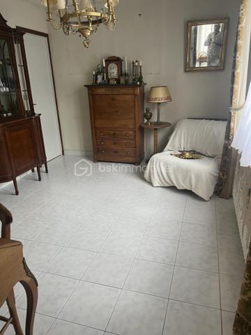 Dans un quartier recherché de Gisors (Eure, 27), cette maison de 124 m² * offre de belles perspectives d'aménagement, de nombreux rangements et un jardin arboré de 706 m². Elle se compose de cinq pièces, avec la possibilité d'aménager jusqu'à quatre chambres, et dispose également d'un sous-sol et d'une véranda. Orientée ouest, elle bénéficie d'un bel ensoleillement en après-midi et en soirée.
* incluant une buanderie aménagée de 12 m² en sous-sol, avec accès direct au jardin par une porte vitrée.

REZ-DE-CHAUSSÉE

L'entrée dessert un vaste séjour / salle à manger, lumineux et profitant d'une belle hauteur sous plafond qui accentue la sensation de volume. La pièce de vie ouvre sur une terrasse, prolongement extérieur agréable aux beaux jours. La cuisine équipée est fonctionnelle et prête à l'emploi. Deux chambres de bonne taille, toutes deux dotées de placards, ainsi qu'une salle d'eau et un WC séparé complètent ce niveau. Une pièce supplémentaire vient s'ajouter, modulable selon les besoins : chambre, bureau ou salon.

À L'ÉTAGE

L'étage accueille une belle chambre lumineuse, offrant confort et volume, avec la possibilité d'aménager une pièce supplémentaire à ce niveau : seconde chambre ou salle de jeux, avec des rangements optimisés. Une salle de bain avec WC dessert l'étage. Une petite pièce attenante permet un rangement supplémentaire.

SOUS-SOL

Le sous-sol partiel propose un espace buanderie pratique, un garage et de nombreux volumes de stockage. Ce niveau apporte un réel potentiel d'aménagement pour qui souhaite optimiser les surfaces.

RANGEMENTS

La maison se distingue par ses nombreux rangements : placards dans les chambres , petite pièce attenante à l'étage, volumes de stockage au sous-sol. Un atout concret au quotidien, qui limite les besoins de mobilier complémentaire.

EXTÉRIEUR

Une véranda agrémente la maison et ouvre sur un terrain de 706 m², arboré d’arbres fruitiers, véritable atout pour profiter des beaux jours, recevoir ou laisser les enfants jouer en toute sécurité. Des places de stationnement sont par ailleurs disponibles le long de la maison. Cet extérieur généreux constitue un cadre de vie agréable et recherché.

ENVIRONNEMENT ET ACCÈS

La maison se trouve dans un secteur prisé de Gisors, alliant tranquillité et proximité des commodités, dans une ambiance résidentielle appréciée des familles. Gisors est une ville dynamique qui réunit de nombreux commerces, des établissements scolaires et une gare permettant de rejoindre la Normandie comme l'Île-de-France. La maison est par ailleurs raccordée à la fibre, un atout pour le télétravail et les usages numériques du quotidien.

POINTS À NOTER

Des travaux de rafraîchissement et de mise au goût du jour sont à prévoir pour révéler tout le potentiel de cette maison. Elle s'adresse aux acquéreurs recherchant un bien familial avec du potentiel, de nombreux rangements, un jardin arboré et un emplacement de choix à Gisors.