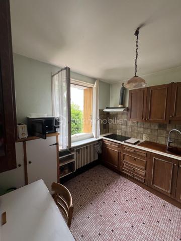 Dans un quartier recherché de Gisors (Eure, 27), cette maison de 124 m² * offre de belles perspectives d'aménagement, de nombreux rangements et un jardin arboré de 706 m². Elle se compose de cinq pièces, avec la possibilité d'aménager jusqu'à quatre chambres, et dispose également d'un sous-sol et d'une véranda. Orientée ouest, elle bénéficie d'un bel ensoleillement en après-midi et en soirée.
* incluant une buanderie aménagée de 12 m² en sous-sol, avec accès direct au jardin par une porte vitrée.

REZ-DE-CHAUSSÉE

L'entrée dessert un vaste séjour / salle à manger, lumineux et profitant d'une belle hauteur sous plafond qui accentue la sensation de volume. La pièce de vie ouvre sur une terrasse, prolongement extérieur agréable aux beaux jours. La cuisine équipée est fonctionnelle et prête à l'emploi. Deux chambres de bonne taille, toutes deux dotées de placards, ainsi qu'une salle d'eau et un WC séparé complètent ce niveau. Une pièce supplémentaire vient s'ajouter, modulable selon les besoins : chambre, bureau ou salon.

À L'ÉTAGE

L'étage accueille une belle chambre lumineuse, offrant confort et volume, avec la possibilité d'aménager une pièce supplémentaire à ce niveau : seconde chambre ou salle de jeux, avec des rangements optimisés. Une salle de bain avec WC dessert l'étage. Une petite pièce attenante permet un rangement supplémentaire.

SOUS-SOL

Le sous-sol partiel propose un espace buanderie pratique, un garage et de nombreux volumes de stockage. Ce niveau apporte un réel potentiel d'aménagement pour qui souhaite optimiser les surfaces.

RANGEMENTS

La maison se distingue par ses nombreux rangements : placards dans les chambres , petite pièce attenante à l'étage, volumes de stockage au sous-sol. Un atout concret au quotidien, qui limite les besoins de mobilier complémentaire.

EXTÉRIEUR

Une véranda agrémente la maison et ouvre sur un terrain de 706 m², arboré d’arbres fruitiers, véritable atout pour profiter des beaux jours, recevoir ou laisser les enfants jouer en toute sécurité. Des places de stationnement sont par ailleurs disponibles le long de la maison. Cet extérieur généreux constitue un cadre de vie agréable et recherché.

ENVIRONNEMENT ET ACCÈS

La maison se trouve dans un secteur prisé de Gisors, alliant tranquillité et proximité des commodités, dans une ambiance résidentielle appréciée des familles. Gisors est une ville dynamique qui réunit de nombreux commerces, des établissements scolaires et une gare permettant de rejoindre la Normandie comme l'Île-de-France. La maison est par ailleurs raccordée à la fibre, un atout pour le télétravail et les usages numériques du quotidien.

POINTS À NOTER

Des travaux de rafraîchissement et de mise au goût du jour sont à prévoir pour révéler tout le potentiel de cette maison. Elle s'adresse aux acquéreurs recherchant un bien familial avec du potentiel, de nombreux rangements, un jardin arboré et un emplacement de choix à Gisors.