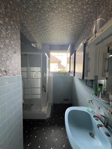 Dans un quartier recherché de Gisors (Eure, 27), cette maison de 124 m² * offre de belles perspectives d'aménagement, de nombreux rangements et un jardin arboré de 706 m². Elle se compose de cinq pièces, avec la possibilité d'aménager jusqu'à quatre chambres, et dispose également d'un sous-sol et d'une véranda. Orientée ouest, elle bénéficie d'un bel ensoleillement en après-midi et en soirée.
* incluant une buanderie aménagée de 12 m² en sous-sol, avec accès direct au jardin par une porte vitrée.

REZ-DE-CHAUSSÉE

L'entrée dessert un vaste séjour / salle à manger, lumineux et profitant d'une belle hauteur sous plafond qui accentue la sensation de volume. La pièce de vie ouvre sur une terrasse, prolongement extérieur agréable aux beaux jours. La cuisine équipée est fonctionnelle et prête à l'emploi. Deux chambres de bonne taille, toutes deux dotées de placards, ainsi qu'une salle d'eau et un WC séparé complètent ce niveau. Une pièce supplémentaire vient s'ajouter, modulable selon les besoins : chambre, bureau ou salon.

À L'ÉTAGE

L'étage accueille une belle chambre lumineuse, offrant confort et volume, avec la possibilité d'aménager une pièce supplémentaire à ce niveau : seconde chambre ou salle de jeux, avec des rangements optimisés. Une salle de bain avec WC dessert l'étage. Une petite pièce attenante permet un rangement supplémentaire.

SOUS-SOL

Le sous-sol partiel propose un espace buanderie pratique, un garage et de nombreux volumes de stockage. Ce niveau apporte un réel potentiel d'aménagement pour qui souhaite optimiser les surfaces.

RANGEMENTS

La maison se distingue par ses nombreux rangements : placards dans les chambres , petite pièce attenante à l'étage, volumes de stockage au sous-sol. Un atout concret au quotidien, qui limite les besoins de mobilier complémentaire.

EXTÉRIEUR

Une véranda agrémente la maison et ouvre sur un terrain de 706 m², arboré d’arbres fruitiers, véritable atout pour profiter des beaux jours, recevoir ou laisser les enfants jouer en toute sécurité. Des places de stationnement sont par ailleurs disponibles le long de la maison. Cet extérieur généreux constitue un cadre de vie agréable et recherché.

ENVIRONNEMENT ET ACCÈS

La maison se trouve dans un secteur prisé de Gisors, alliant tranquillité et proximité des commodités, dans une ambiance résidentielle appréciée des familles. Gisors est une ville dynamique qui réunit de nombreux commerces, des établissements scolaires et une gare permettant de rejoindre la Normandie comme l'Île-de-France. La maison est par ailleurs raccordée à la fibre, un atout pour le télétravail et les usages numériques du quotidien.

POINTS À NOTER

Des travaux de rafraîchissement et de mise au goût du jour sont à prévoir pour révéler tout le potentiel de cette maison. Elle s'adresse aux acquéreurs recherchant un bien familial avec du potentiel, de nombreux rangements, un jardin arboré et un emplacement de choix à Gisors.