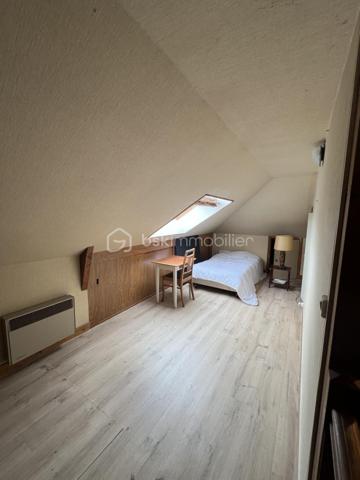 Dans un quartier recherché de Gisors (Eure, 27), cette maison de 124 m² * offre de belles perspectives d'aménagement, de nombreux rangements et un jardin arboré de 706 m². Elle se compose de cinq pièces, avec la possibilité d'aménager jusqu'à quatre chambres, et dispose également d'un sous-sol et d'une véranda. Orientée ouest, elle bénéficie d'un bel ensoleillement en après-midi et en soirée.
* incluant une buanderie aménagée de 12 m² en sous-sol, avec accès direct au jardin par une porte vitrée.

REZ-DE-CHAUSSÉE

L'entrée dessert un vaste séjour / salle à manger, lumineux et profitant d'une belle hauteur sous plafond qui accentue la sensation de volume. La pièce de vie ouvre sur une terrasse, prolongement extérieur agréable aux beaux jours. La cuisine équipée est fonctionnelle et prête à l'emploi. Deux chambres de bonne taille, toutes deux dotées de placards, ainsi qu'une salle d'eau et un WC séparé complètent ce niveau. Une pièce supplémentaire vient s'ajouter, modulable selon les besoins : chambre, bureau ou salon.

À L'ÉTAGE

L'étage accueille une belle chambre lumineuse, offrant confort et volume, avec la possibilité d'aménager une pièce supplémentaire à ce niveau : seconde chambre ou salle de jeux, avec des rangements optimisés. Une salle de bain avec WC dessert l'étage. Une petite pièce attenante permet un rangement supplémentaire.

SOUS-SOL

Le sous-sol partiel propose un espace buanderie pratique, un garage et de nombreux volumes de stockage. Ce niveau apporte un réel potentiel d'aménagement pour qui souhaite optimiser les surfaces.

RANGEMENTS

La maison se distingue par ses nombreux rangements : placards dans les chambres , petite pièce attenante à l'étage, volumes de stockage au sous-sol. Un atout concret au quotidien, qui limite les besoins de mobilier complémentaire.

EXTÉRIEUR

Une véranda agrémente la maison et ouvre sur un terrain de 706 m², arboré d’arbres fruitiers, véritable atout pour profiter des beaux jours, recevoir ou laisser les enfants jouer en toute sécurité. Des places de stationnement sont par ailleurs disponibles le long de la maison. Cet extérieur généreux constitue un cadre de vie agréable et recherché.

ENVIRONNEMENT ET ACCÈS

La maison se trouve dans un secteur prisé de Gisors, alliant tranquillité et proximité des commodités, dans une ambiance résidentielle appréciée des familles. Gisors est une ville dynamique qui réunit de nombreux commerces, des établissements scolaires et une gare permettant de rejoindre la Normandie comme l'Île-de-France. La maison est par ailleurs raccordée à la fibre, un atout pour le télétravail et les usages numériques du quotidien.

POINTS À NOTER

Des travaux de rafraîchissement et de mise au goût du jour sont à prévoir pour révéler tout le potentiel de cette maison. Elle s'adresse aux acquéreurs recherchant un bien familial avec du potentiel, de nombreux rangements, un jardin arboré et un emplacement de choix à Gisors.