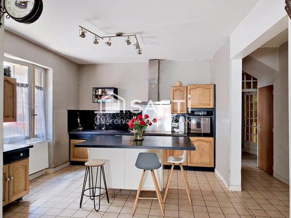 Grande maison de ville à deux pas des commodités