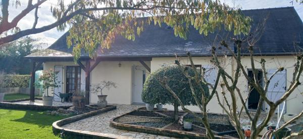 maison de 99 m2  avec 3 chambres avec  salon lumineux sur un terrain arboré de 800 m2