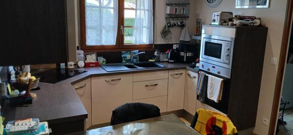 maison de 99 m2  avec 3 chambres avec  salon lumineux sur un terrain arboré de 800 m2