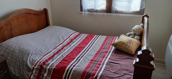 maison de 99 m2  avec 3 chambres avec  salon lumineux sur un terrain arboré de 800 m2