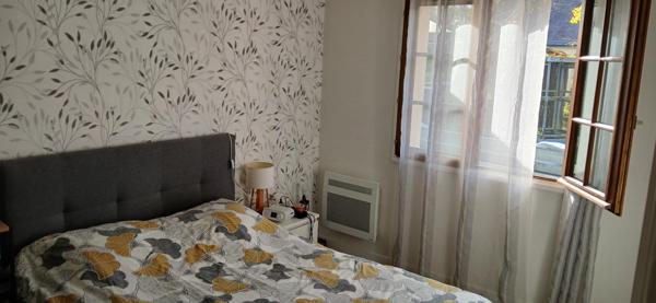 maison de 99 m2  avec 3 chambres avec  salon lumineux sur un terrain arboré de 800 m2