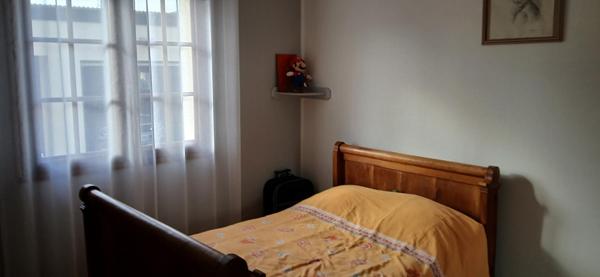 maison de 99 m2  avec 3 chambres avec  salon lumineux sur un terrain arboré de 800 m2