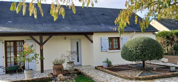 maison de 99 m2  avec 3 chambres avec  salon lumineux sur un terrain arboré de 800 m2