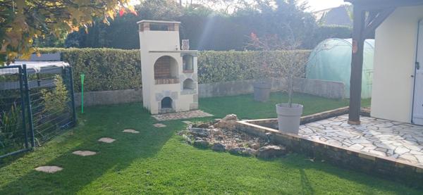 maison de 99 m2  avec 3 chambres avec  salon lumineux sur un terrain arboré de 800 m2