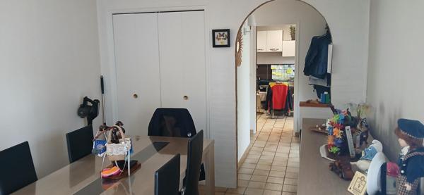 maison de 99 m2  avec 3 chambres avec  salon lumineux sur un terrain arboré de 800 m2