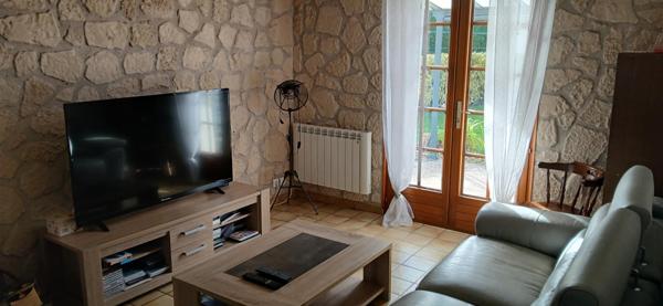 maison de 99 m2  avec 3 chambres avec  salon lumineux sur un terrain arboré de 800 m2