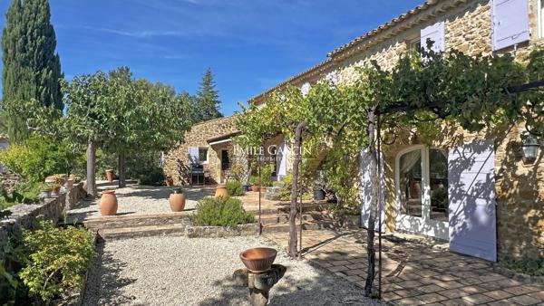 Mas provençal du XVIIIe siècle au coeur du Sud Luberon