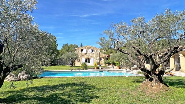 Mas provençal du XVIIIe siècle au coeur du Sud Luberon
