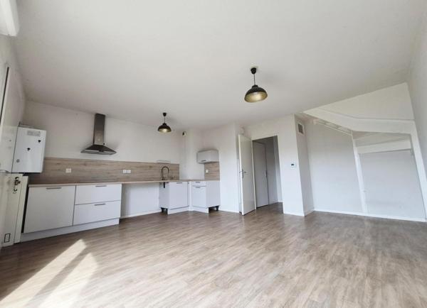 APPARTEMENT DUPLEX AVEC TERRASSE ET JARDINET LACANAU CENTRE