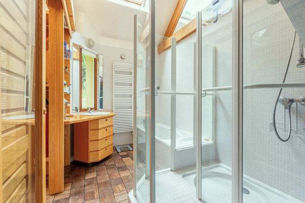 Lumière, lignes pures et sérénité – Une œuvre contemporaine signée nature