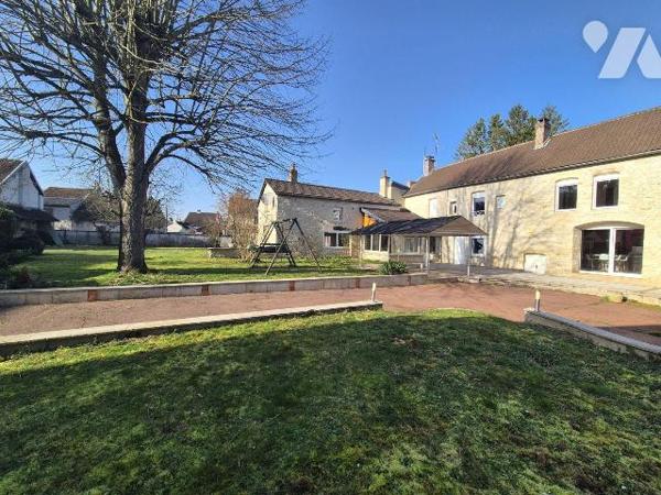 A Gyé Sur Seine, village viticole en champagne, venez découvrir cette magnifique maison de Maît...