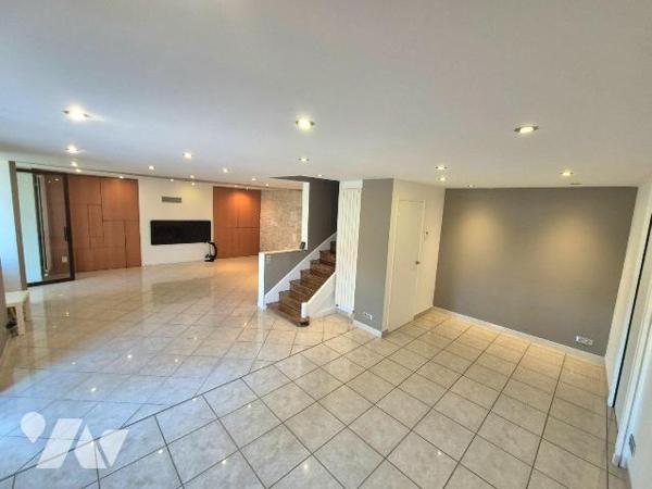 A Gyé Sur Seine, village viticole en champagne, venez découvrir cette magnifique maison de Maît...