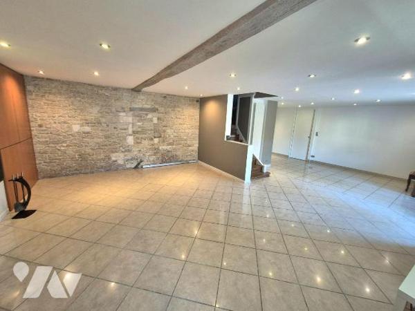 A Gyé Sur Seine, village viticole en champagne, venez découvrir cette magnifique maison de Maît...