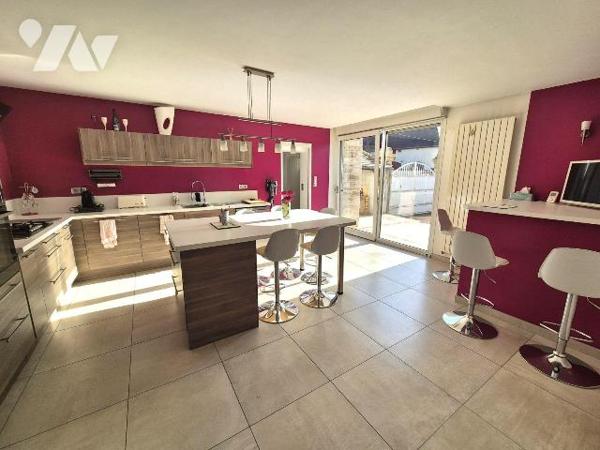 A Gyé Sur Seine, village viticole en champagne, venez découvrir cette magnifique maison de Maît...