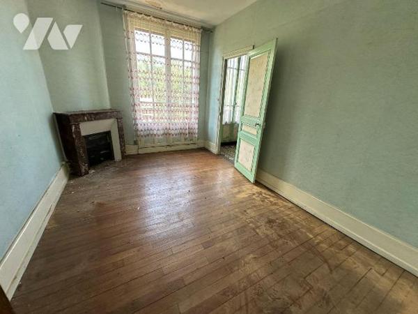 Idéal investisseur ou grande famille
A Saint Julien du Sault, nous vous proposons cette maison...