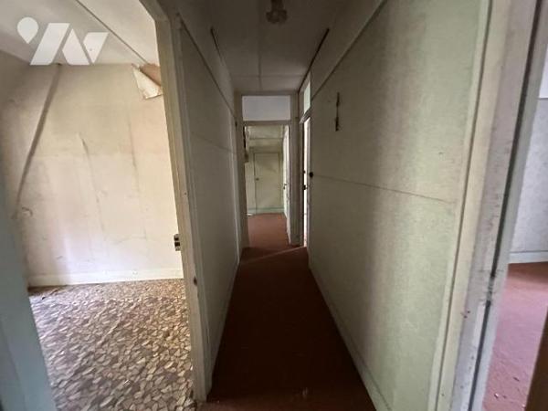 Idéal investisseur ou grande famille
A Saint Julien du Sault, nous vous proposons cette maison...