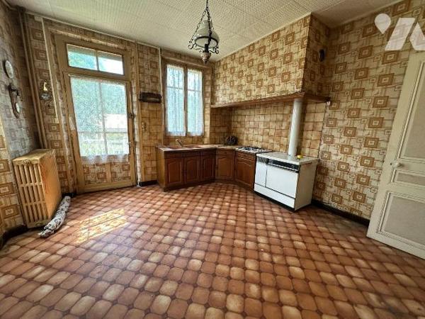 Idéal investisseur ou grande famille
A Saint Julien du Sault, nous vous proposons cette maison...