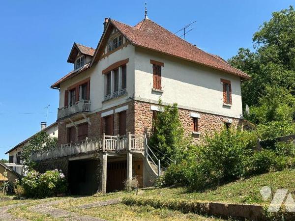 Idéal investisseur ou grande famille
A Saint Julien du Sault, nous vous proposons cette maison...