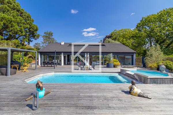 MAISON CONTEMPORAINE AVEC PISCINE