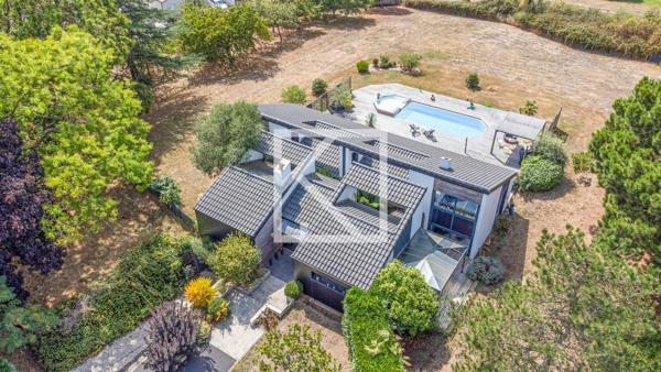 MAISON CONTEMPORAINE AVEC PISCINE
