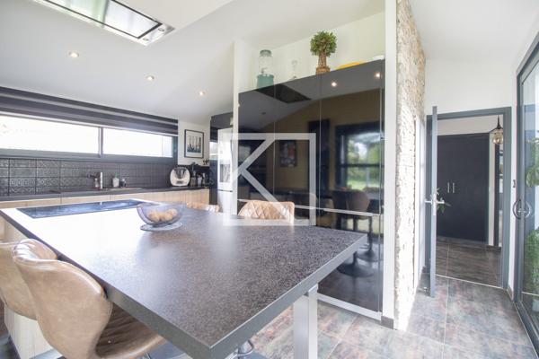 MAISON CONTEMPORAINE AVEC PISCINE