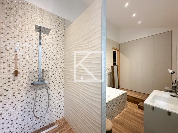 MAISON CONTEMPORAINE AVEC PISCINE