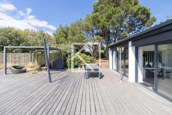 MAISON CONTEMPORAINE AVEC PISCINE