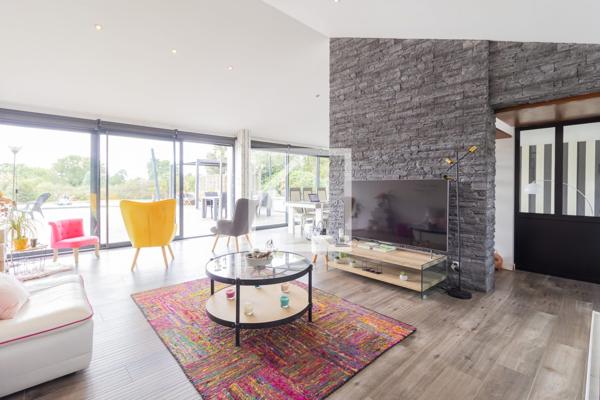 MAISON CONTEMPORAINE AVEC PISCINE